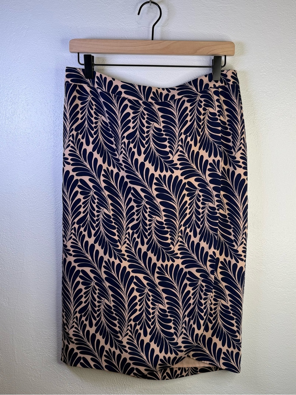 Ann Taylor Women’s Midi Pencil Skirt Faux Wrap Navy & Beige Petal Print Size 8